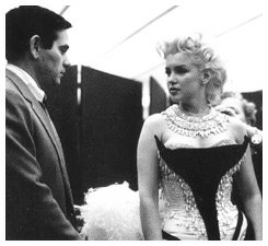Milton przygotowywuje Marilyn  do wjazdu na jaskrawo r≤┐owym s│oniu (!) do Madison Square Garden, 30 marca 1955 r.