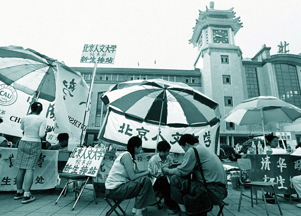  "Camps" set up at Beijing Railway Station to greet new students of new-born non-governmental universities. 