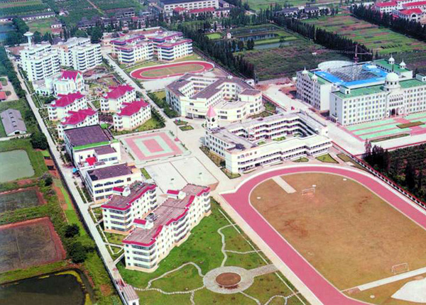 The State supports and encourages establishment of non-governmental schools. Here is a panoramic view of the Jiangsu Guanghua Private School. 