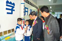 Members of the Chinese Academy of Sciences lecturing on science and technology.