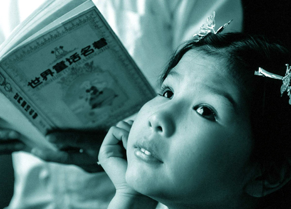 The blind girl in Shanghai loves fairy tales. Believe it or not, she has published a book on fairy tales. 