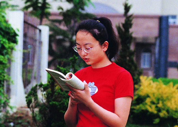 Zhou Tingting, China's first university graduate who is deaf, studies in the United States and hopes to do something for other deaf-mutes in China in the future.