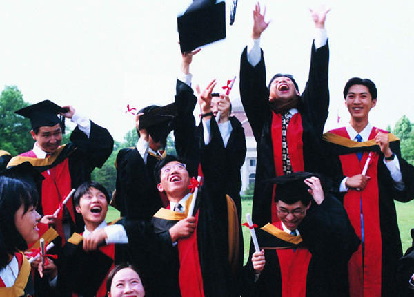 Happy moment of Tsinghua University graduates who have won degrees. 