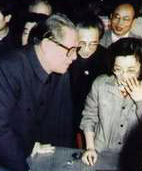 When Party General Secretary Jiang Zemin visited the Zhuzhou Hard Alloy Factory in March 1991, he chatted in English with Guo Dan who graduated from a self-study English program. 