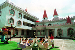 Kindergartens are operated for children of teachers of some colleges and universities with good conditions.
