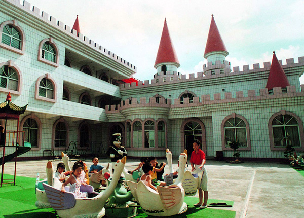 Kindergartens are operated for children of teachers of some colleges and universities with good conditions.