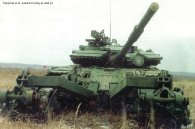 T-64 z zamontowanym tra│em przeciwminowym