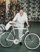 Pracownik dzia│u jako╢ci Shimano z gotowym rowerem
