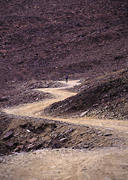 Droga na kamienistych zboczach Chacaltayi